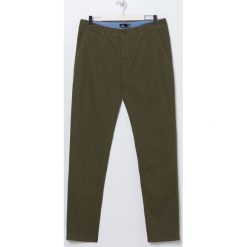Spodnie chino - Khaki. Brązowe spodnie męskie Sinsay, bez wzorów. Za 59,99 zł.