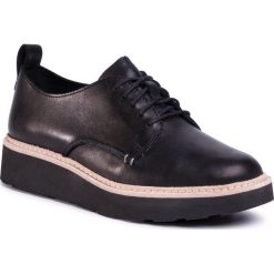 Półbuty CLARKS - Trace Walk 261502224 Black Leather. Czarne półbuty damskie Clarks, na co dzień, bez wzorów, ze skóry, bez obcasa, na płaskiej podeszwie, bez zapięcia. Za 469,00 zł.