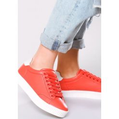 Czerwone Creepersy On Fleek. Czerwone półbuty damskie Multu, bez wzorów, bez obcasa, bez zapięcia. Za 39,99 zł.