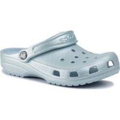 Klapki CROCS - Classic Metallic Clog 205831 Metalic Mineral Blue. Niebieskie klapki damskie Crocs, bez wzorów, z tworzywa sztucznego, bez obcasa. Za 179,00 zł.