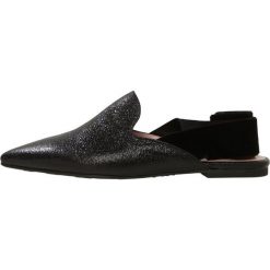 Pretty Ballerinas RON Klapki black. Czarne klapki damskie marki Pretty Ballerinas, bez wzorów, ze skóry, bez obcasa. Za 719,00 zł.