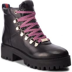 Trapery STEVE MADDEN - Boomer Ankle Boot SM11000245-03001-017 Black Leather. Czarne trapery damskie Steve Madden, ze skóry ekologicznej, klasyczne, bez obcasa, bez zapięcia. W wyprzedaży za 429,00 zł.