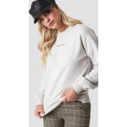 NA-KD Trend Bluza Passionate - Beige,Nude. Brązowe bluzy damskie NA-KD Trend, z nadrukiem, z dzianiny, z długim rękawem, długie, bez kaptura. Za 161,95 zł.