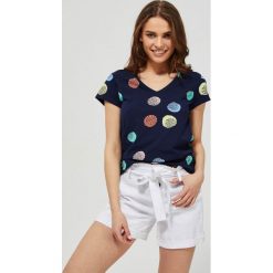 Bawełniany t-shirt z nadrukiem. Niebieskie bluzki damskie Moodo, xl, z nadrukiem, z elastanu, z dekoltem w serek, z krótkim rękawem. Za 34,99 zł.