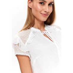 BLUZKA Z TKANINY PLUMETTI. Białe bluzki damskie Top Secret, bez wzorów, z tkaniny, eleganckie, z dekoltem w serek, z krótkim rękawem. Za 129,99 zł.
