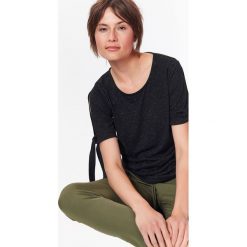 T-shirt damski z dzianiny z błyszczącą nitką, z rozcięciami i wiązaniem na rękawach. Czarne t-shirty damskie Top Secret, bez wzorów, z dzianiny, z okrągłym kołnierzem. W wyprzedaży za 29,99 zł.