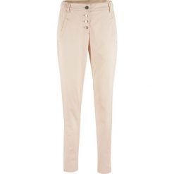 Spodnie chino ze stretchem, z wygodnym paskiem bonprix beżowo-szary. Spodnie damskie bonprix. Za 79,99 zł.