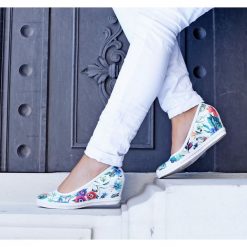 Kolorowe baleriny na koturnie - skóra naturalna - model 024 – motyw kwiatowy. Szare baleriny damskie Zapato, z nadrukiem, z jeansu, eleganckie, na wysokim obcasie, na platformie. W wyprzedaży za 224,25 zł.