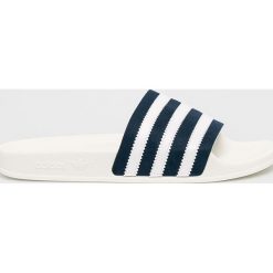 Adidas Originals - Klapki. Niebieskie klapki damskie adidas Originals, bez wzorów, z materiału, bez obcasa, na obcasie. W wyprzedaży za 99,90 zł.