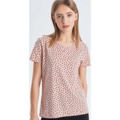 Koszulka w kropki - Różowy. Różowe koszulki damskie Cropp, s, bez wzorów, bez kołnierzyka. W wyprzedaży za 14,99 zł.