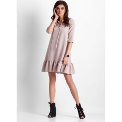 Sukienka trapezowa z falbaną beżowa - 34. Brązowe sukienki damskie e-margeritka.pl, bez wzorów, z tkaniny, eleganckie, z falbankami, bez rękawów, trapezowe. Za 148,99 zł.