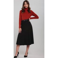 Czarna Spódnica Belcaro. Czarne spódniczki damskie Renee, s, w paski, z dzianiny, biznesowe, z podwyższonym stanem, midi, rozkloszowane. Za 89,99 zł.