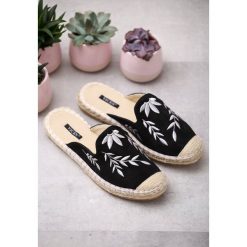Czarne Klapki Soft Ribbon. Czarne klapki damskie Born2be, bez wzorów, bez obcasa. W wyprzedaży za 34,99 zł.