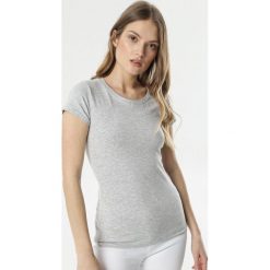 Jasnoszary T-shirt Gathanthei. Szare bluzki damskie Born2be, s, bez wzorów, z dzianiny, klasyczne, z okrągłym kołnierzem, z krótkim rękawem. Za 29,99 zł.