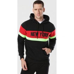 Czarno-Czerwona Bluza Kairena. Czarne bluzy męskie Born2be, xl, bez wzorów, bez kołnierzyka, bez rękawów, bez kaptura. Za 79,99 zł.