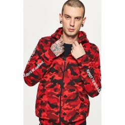 Bluzy męskie: Bluza z napisami na rękawach - Czerwony