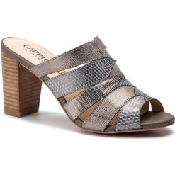 Klapki CAPRICE - 9-27205-22 Bronce Comb 918. Żółte klapki damskie Caprice, bez wzorów, ze skóry, bez obcasa, na obcasie. W wyprzedaży za 219,00 zł.