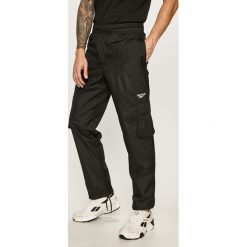 Reebok Classic - Spodnie. Czarne spodnie męskie Reebok Classic, na co dzień, s, bez wzorów, z poliesteru, sportowe. W wyprzedaży za 229,90 zł.