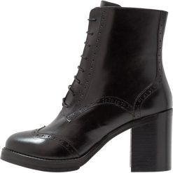 Jonak VASE Botki sznurowane noir. Czarne botki damskie skórzane marki Jonak, na sznurówki. Za 599,00 zł.