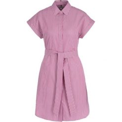 Sukienka koszulowa TOMMY HILFIGER Essential WW0WW25620. Różowe sukienki damskie TOMMY HILFIGER, na co dzień, bez wzorów, z bawełny, z koszulowym kołnierzykiem, bez rękawów, proste. W wyprzedaży za 319,00 zł.