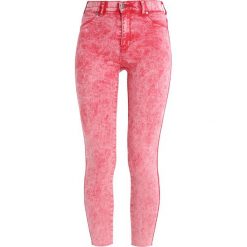 Dr.Denim PLENTY Jeans Skinny Fit sinners red raw hem. Czerwone jeansy damskie marki Dr.Denim. W wyprzedaży za 167,20 zł.