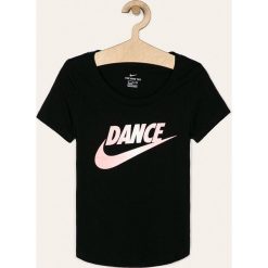 Nike Kids - T-shirt dziecięcy 122-166 cm. Białe bluzki dziewczęce z nadrukiem, z bawełny, z okrągłym kołnierzem, krótkie. W wyprzedaży za 59,90 zł.