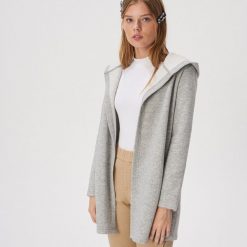 Niezapinana bluza z kapturem - Jasny szary. Szare bluzy damskie Sinsay, s, bez wzorów, bez rękawów, z kapturem. W wyprzedaży za 39,99 zł.