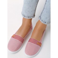 Czerwone Tenisówki Kinds. Czerwone trampki i tenisówki damskie Born2be, bez wzorów, bez zapięcia. Za 49,99 zł.