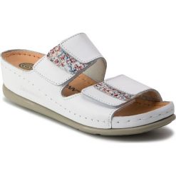 Klapki DR. BRINKMANN - 701364 Weiss 3. Białe klapki damskie marki Dr. Brinkmann, bez wzorów, ze skóry, bez obcasa, na obcasie. Za 219,00 zł.