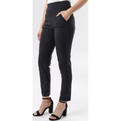 Ciemnoszare Spodnie Ilerelia. Szare spodnie damskie Born2be, xl, z tkaniny. W wyprzedaży za 49,99 zł.