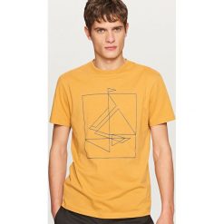 T-shirty męskie: T-shirt z kontrastowym nadrukiem – Bordowy