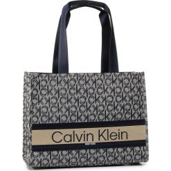 Torebka CALVIN KLEIN - Stripe Logo Tote Md Jacq K60K606506 0GZ. Niebieskie torebki klasyczne damskie Calvin Klein, bez wzorów, z materiału, klasyczne, bez dodatków. Za 699,00 zł.