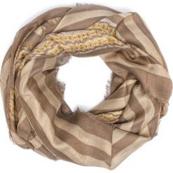 Guess Candace Szalik Brązowy. Pomarańczowe szaliki damskie Guess, w paski, z materiału. Za 171,95 zł.