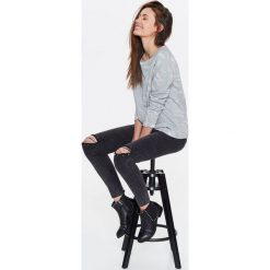 BLUZA DAMSKA Z CIEKAWĄ FAKTURĄ PRZYPOMINAJĄCĄ ZWIERZĘCY WZÓR, Z BROKATEM. Szare bluzy damskie TROLL, na lato, xs, bez wzorów, z dzianiny, z długim rękawem, długie, bez kaptura. W wyprzedaży za 39,99 zł.