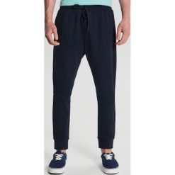 Dresowe joggery basic - Granatowy. Niebieskie spodnie męskie Cropp, s, bez wzorów, z dresówki. Za 79,99 zł.