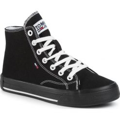 Sneakersy TOMMY JEANS - Midcut Essential Sneaker EN0EN00795 BDS. Czarne półbuty damskie Tommy Jeans, z jeansu. W wyprzedaży za 289,00 zł.