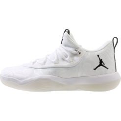 Jordan LUNAR SUPER.FLY LOW Obuwie do koszykówki white/black. Białe buty sportowe męskie marki Jordan, z tworzywa sztucznego. W wyprzedaży za 471,20 zł.