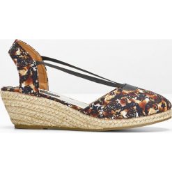 Espadryle na koturnie bonprix brązowy wzorzysty. Pomarańczowe espadryle damskie bonprix, w paski, bez obcasa, na koturnie. Za 27,99 zł.
