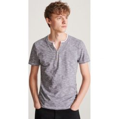 T-shirt z guzikami - Jasny szary. Szare t-shirty męskie Reserved, s, bez wzorów, bez kołnierzyka. Za 39,99 zł.
