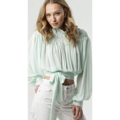 Miętowa Bluzka Mcmahon. Zielone bluzki damskie Born2be, s, z aplikacjami, wizytowe, ze stójką, z długim rękawem. Za 129,99 zł.