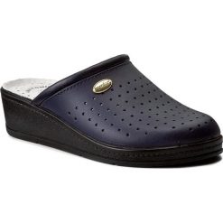 Klapki SANITAL-FLEX - 707 Blue. Niebieskie klapki damskie Sanital-Flex, bez wzorów, ze skóry, bez obcasa, na obcasie. Za 99,00 zł.