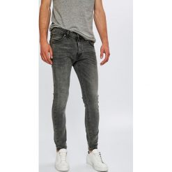 Wrangler - Jeansy Strangler. Szare jeansy męskie Wrangler, bez wzorów. W wyprzedaży za 239,90 zł.
