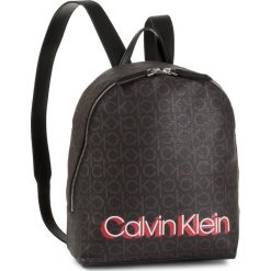 Plecak CALVIN KLEIN - Monogram Sml Backpack K60K605626 Brown Mono. Pomarańczowe plecaki damskie Calvin Klein, bez wzorów, ze skóry ekologicznej, klasyczne. Za 539,00 zł.