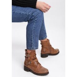 Camelowe Botki Mosborough. Brązowe botki damskie Inny, bez obcasa, na płaskiej podeszwie, bez zapięcia. Za 129,99 zł.