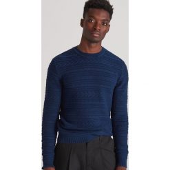 Sweter z ozdobnym splotem - Granatowy. Niebieskie swetry męskie Reserved, s, bez wzorów, ze splotem, bez kołnierzyka, bez kaptura. Za 139,99 zł.