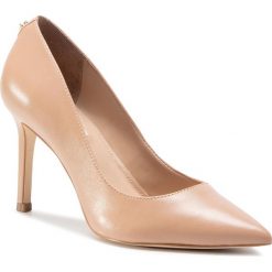 Szpilki GUESS - Dafne FL7DAE LEA08 BEIGE. Brązowe półbuty damskie Guess, z aplikacjami, ze skóry ekologicznej, bez obcasa, na obcasie, bez zapięcia. Za 589,00 zł.