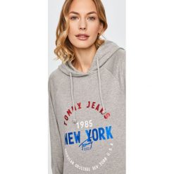 Tommy Jeans - Sukienka. Szare sukienki damskie Tommy Jeans, na co dzień, s, z nadrukiem, z elastanu, casualowe, z kapturem, z długim rękawem, długie, mini, proste. Za 539,90 zł.
