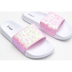 Klapki z holograficzną powłoką - Różowy. Różowe klapki damskie Cropp, bez wzorów, bez obcasa. W wyprzedaży za 34,99 zł.