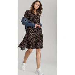 Czarna Sukienka Loraemere. Czarne sukienki damskie Renee, na co dzień, s, z nadrukiem, bez kołnierzyka, z krótkim rękawem, krótkie, midi, rozkloszowane. Za 79,99 zł.