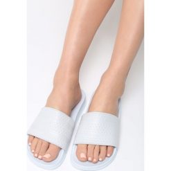 Niebieskie Klapki Summer Day. Niebieskie klapki damskie Born2be, w paski, bez obcasa, na płaskiej podeszwie. Za 29,99 zł.